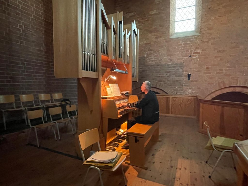 „Fahrradkantor“ Martin Schulze an der Orgel in Sandau