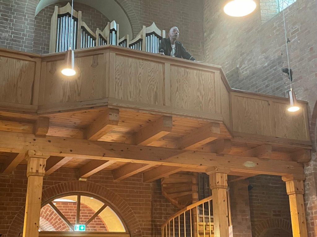 „Fahrradkantor“ Martin Schulze auf der Empore der Orgel